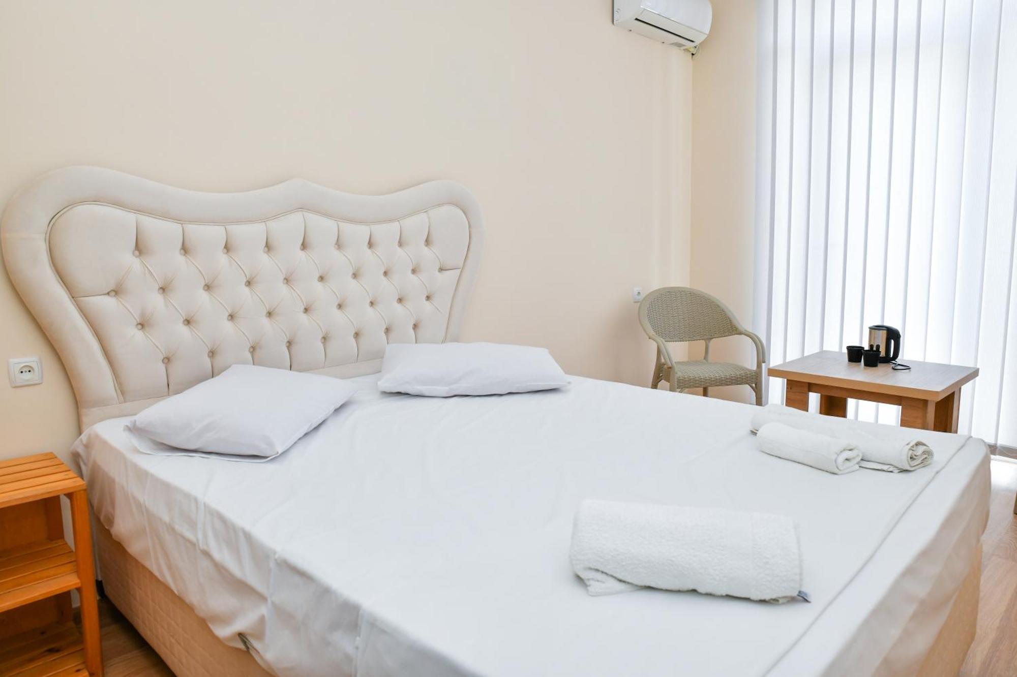 Just Inn Kutaisi Ngoại thất bức ảnh