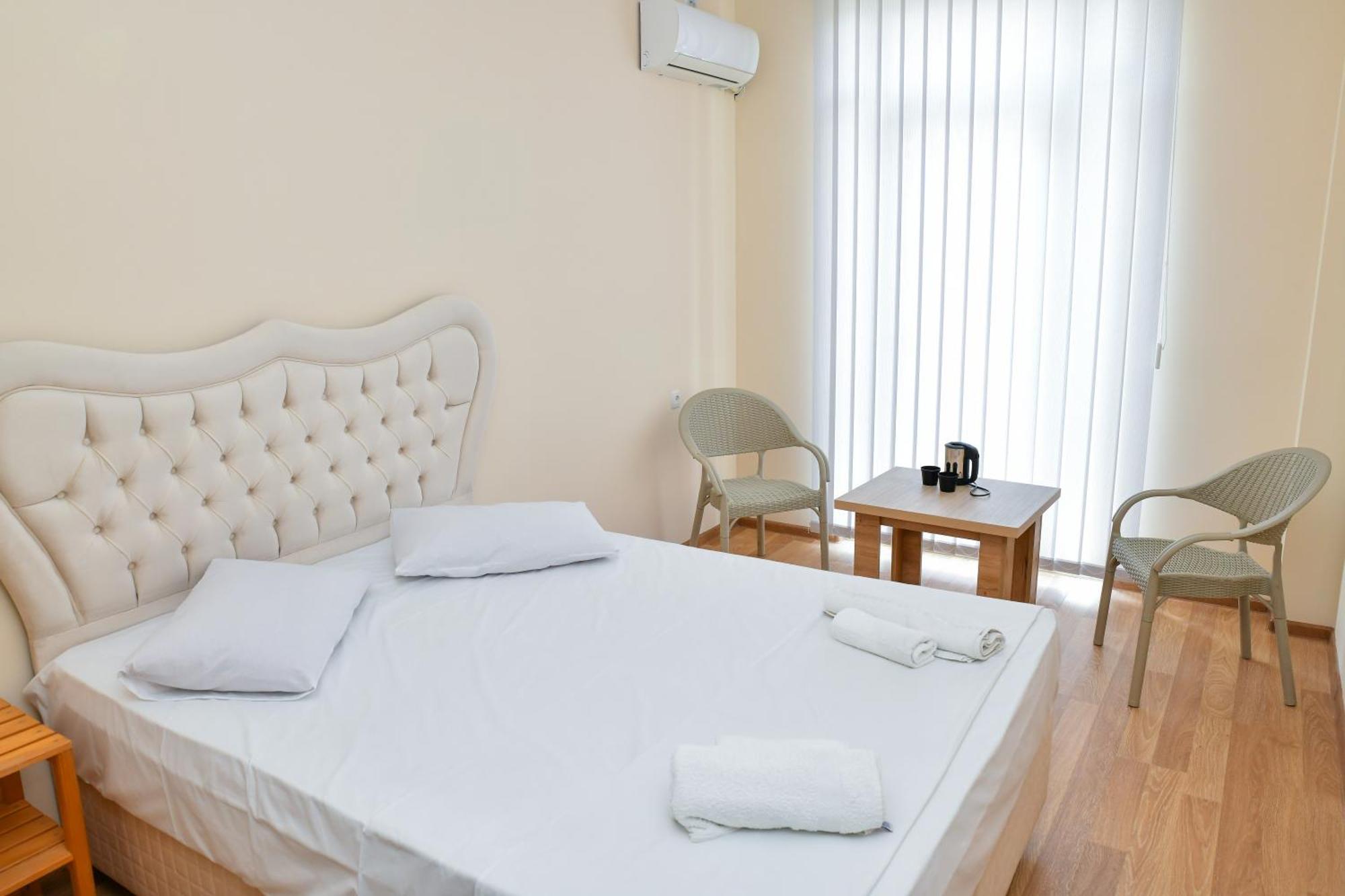Just Inn Kutaisi Ngoại thất bức ảnh