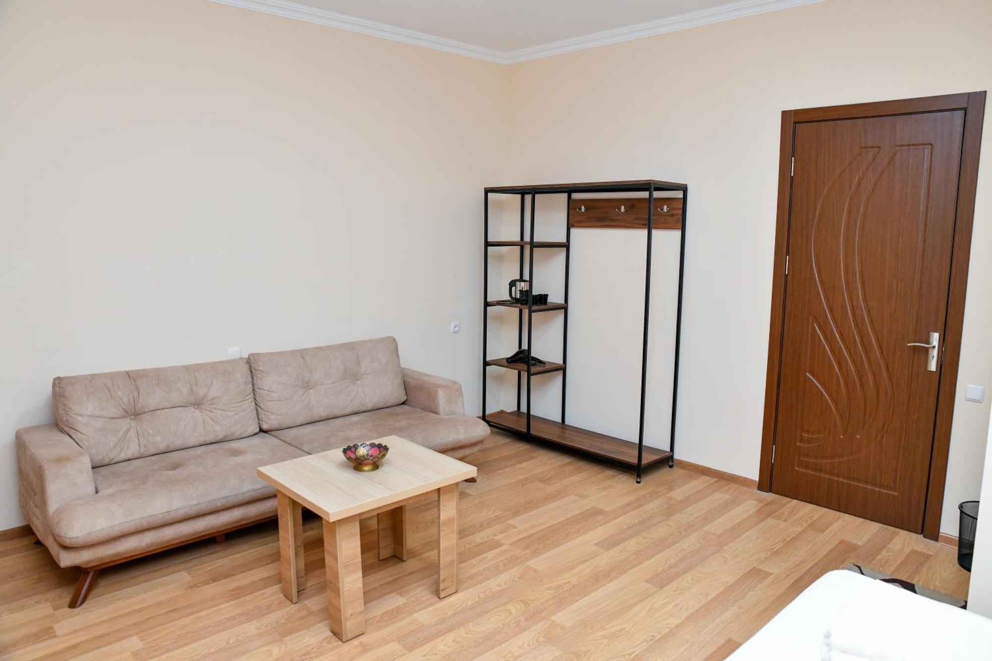Just Inn Kutaisi Ngoại thất bức ảnh