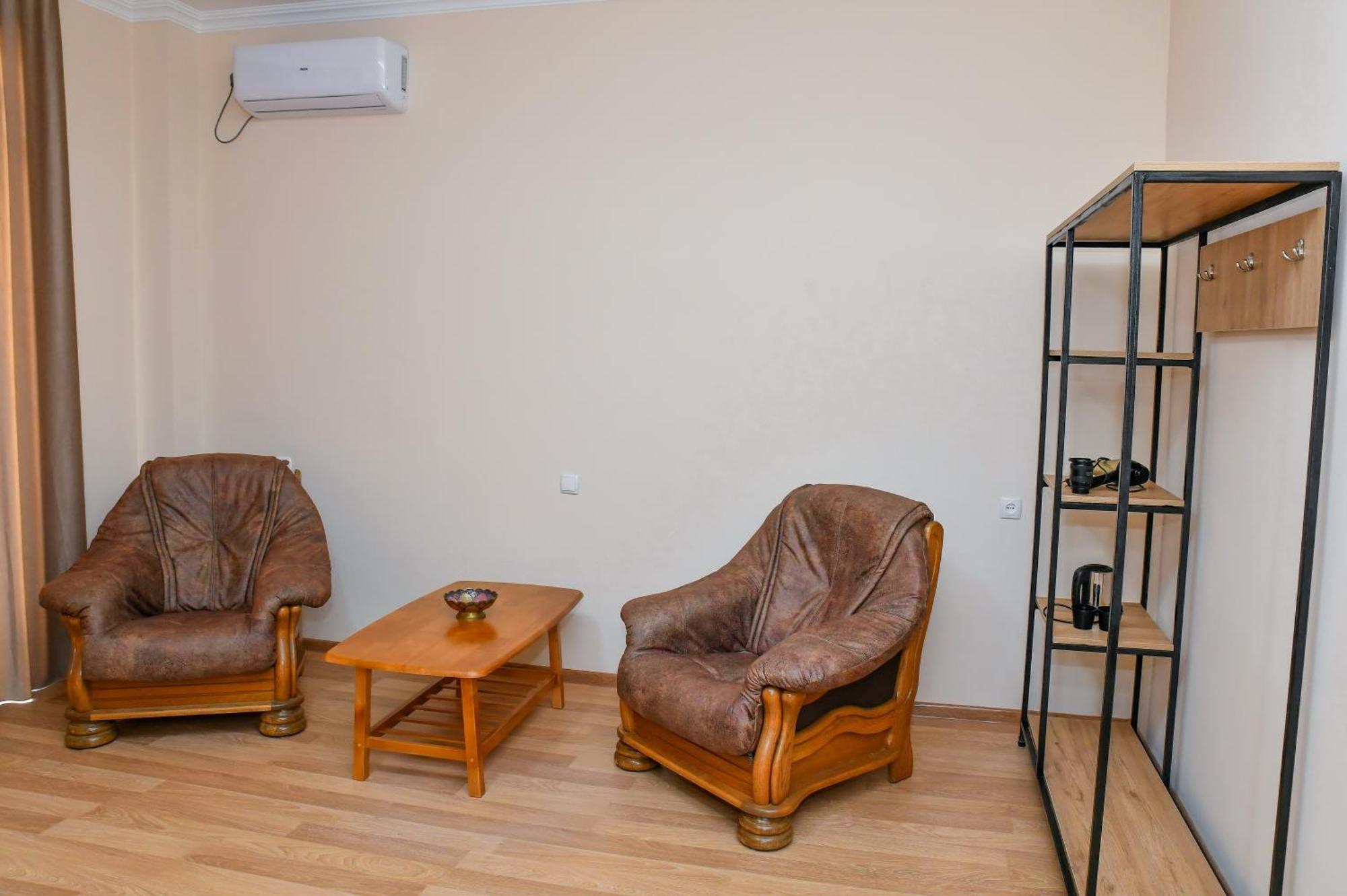 Just Inn Kutaisi Ngoại thất bức ảnh