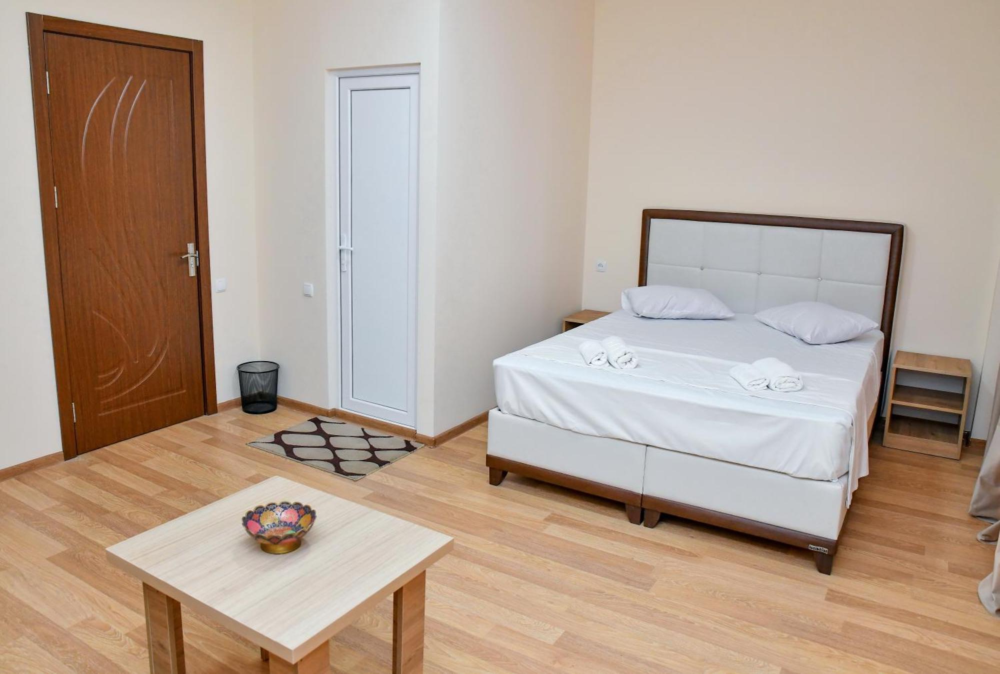 Just Inn Kutaisi Ngoại thất bức ảnh