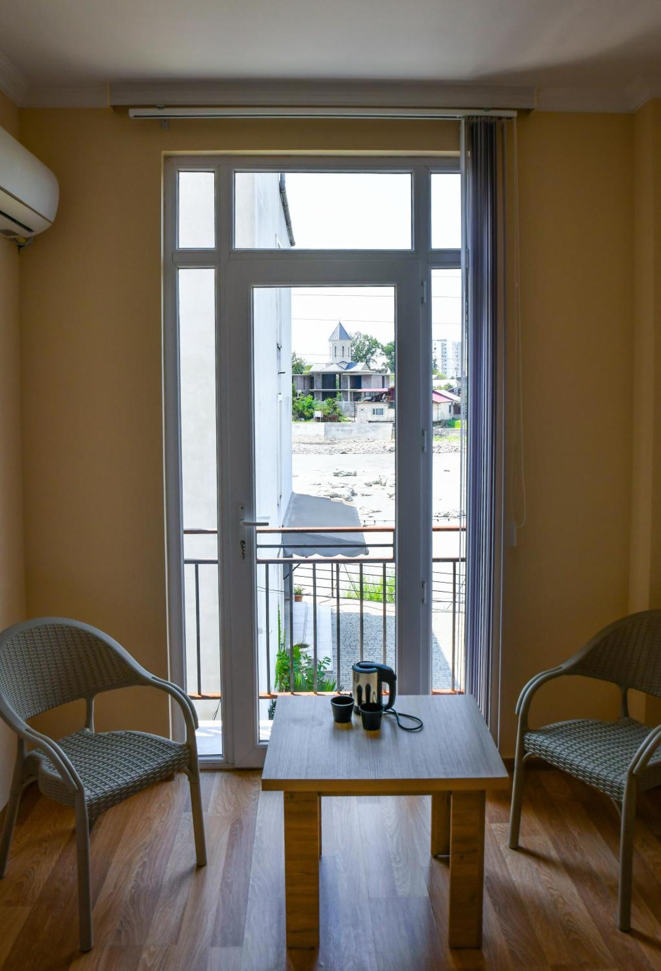 Just Inn Kutaisi Ngoại thất bức ảnh